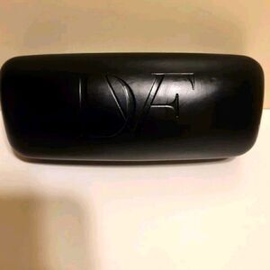 NEW DVF Black Leather Fuchsia Velvet Lined Hard Clamshell Eye/Sunglass Case